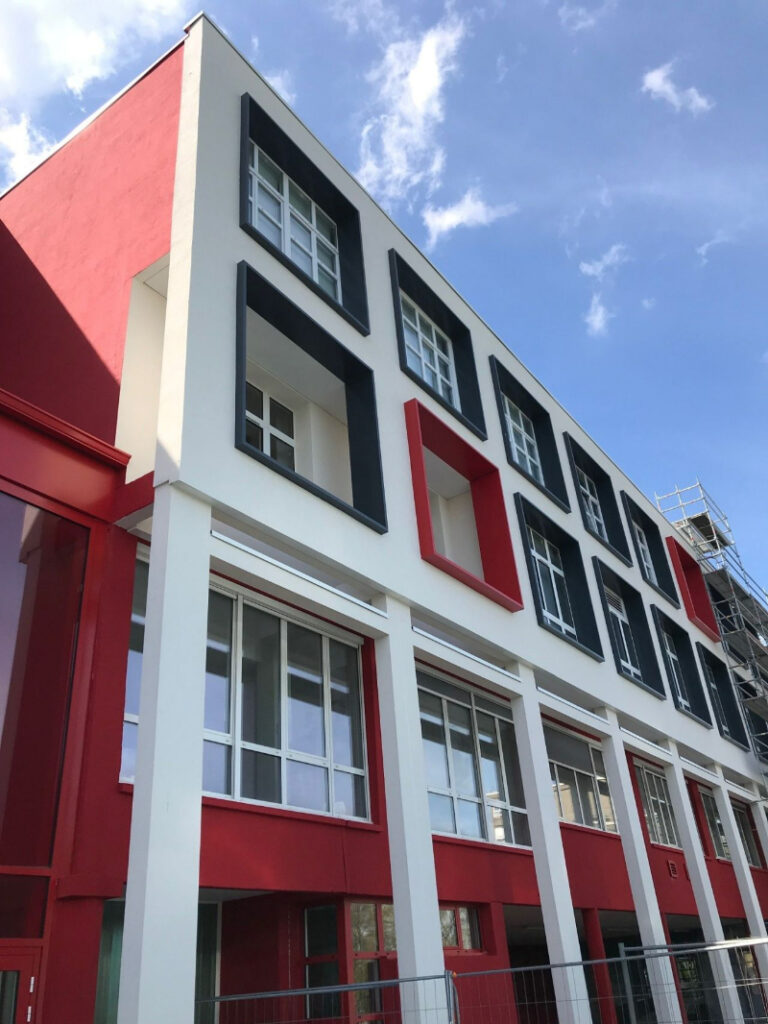 Réhabilitation du bâtiment de l'espace Malraux dont l'isolation par extérieur et les précadres colorés