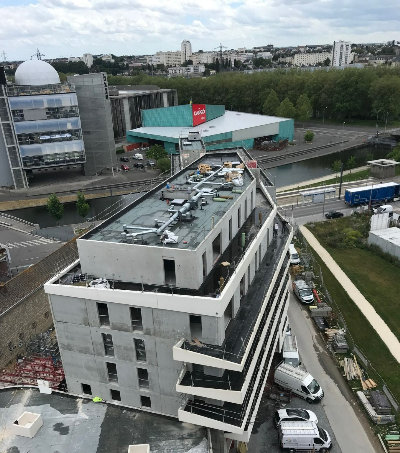 Vue aérienne du nouveau bâtiment Quai XIX sur la presqu'île de Caen avec étanchéité des toitures réalisée par SEB FOUCAULT