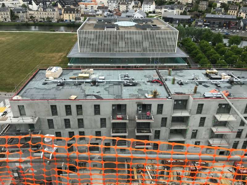 Vue aérienne du nouveau bâtiment Quai XIX à Caen dans le Calvados avec étanchéité des toitures réalisée par SEB FOUCAULT